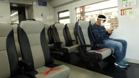 Seorang penumpang duduk di dalam kereta api Railink di Stasiun Besar Medan, Sumatera Utara, Sabtu (1/8/2020).
