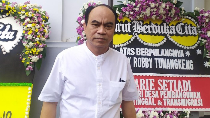 Budi Arie melayat sopir ambulans yang alami kecelakaan di Jakbar (Foto: Luqman/detikcom)