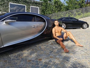 Pilih Mobil Mewah Ini atau Sixpack-nya Cristiano Ronaldo?