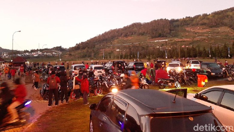 Dieng membludak Dieng membludak