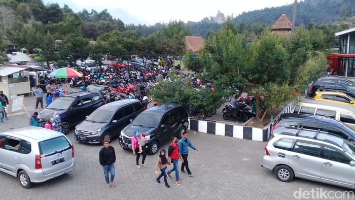 Dieng membludak
