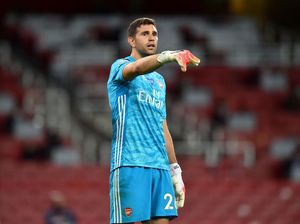 Kiper Arsenal Tangkap Bola di Luar Kotak Penalti Nggak Sih?