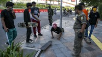 Sejumlah aparat keamanan dikerahkan untuk menjaga ketertiban di kawasan Bundaran HI, Jakarta, yang ramai didatangi warga untuk berolahraga meski CFD belum diselenggarakan. Selain menjaga ketertiban, petugas pun turut menindak sejumlah warga yang tak mematuhi protokol kesehatan, salah satunya tak mengenakan masker saat beraktivitas di tempat umum.