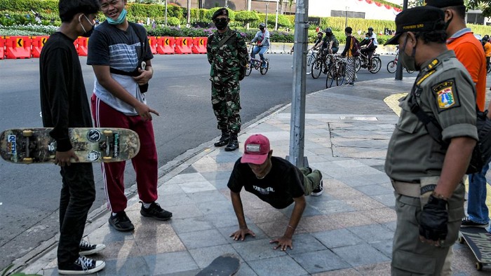 Sejumlah sanksi diberikan bagi warga yang tak pakai masker saat beraktivitas di tempat umum. Salah satu sanksi yang diberikan kepada pelanggarnya adalah push up