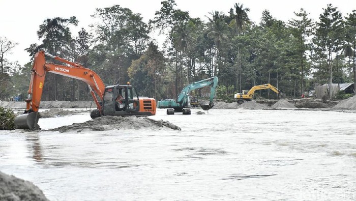 Imbas Banjir, Belasan Alat Berat Dikerahkan untuk Normalisasi Sungai Masamba