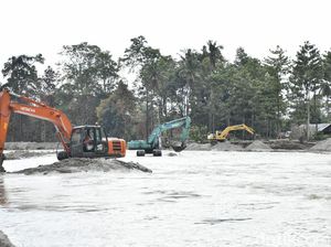 Imbas Banjir, Belasan Alat Berat Dikerahkan untuk Normalisasi Sungai Masamba