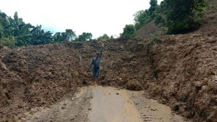 Jalan Trans Sulawesi di Donggala tertimbun longsor (Foto: Istimewa)