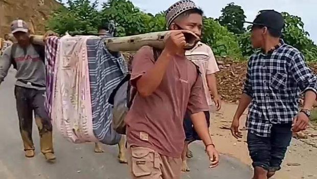 Jalan Trans Sulawesi di Donggala tertimbun longsor (Foto: Istimewa)