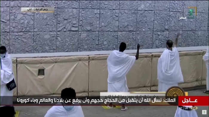 Jemaah Haji Lempar Jumrah dengan Batu Khusus