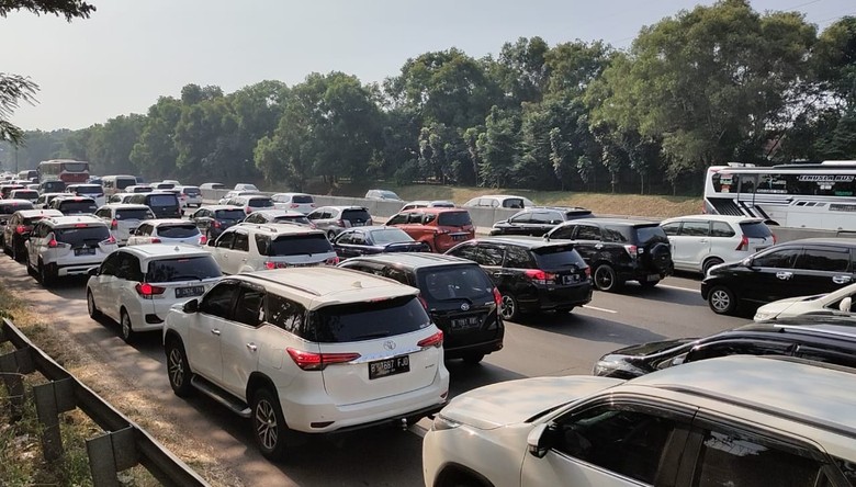 Kepadatan di Tol Jakarta-Cikampek pada pukul 15.30 WIB. (Foto: Ashri Fathan/detikcom) Kepadatan di Tol Jakarta-Cikampek pada pukul 15.30 WIB. (Foto: Ashri Fathan/detikcom)