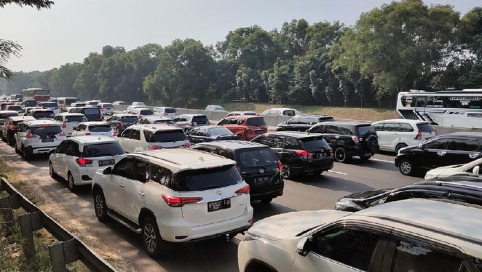 Kepadatan di Tol Jakarta-Cikampek pada pukul 15.30 WIB. (Foto: Ashri Fathan/detikcom)