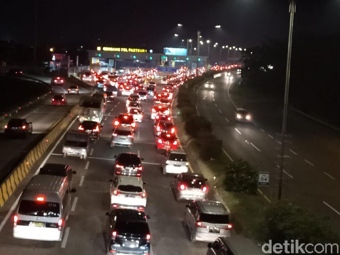 Kepadatan lalu lintas di Tol Cipularang