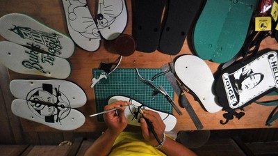 Keren! Perajin Ini Sulap Sandal Jepit Jadi Souvenir Bernilai Jutaan