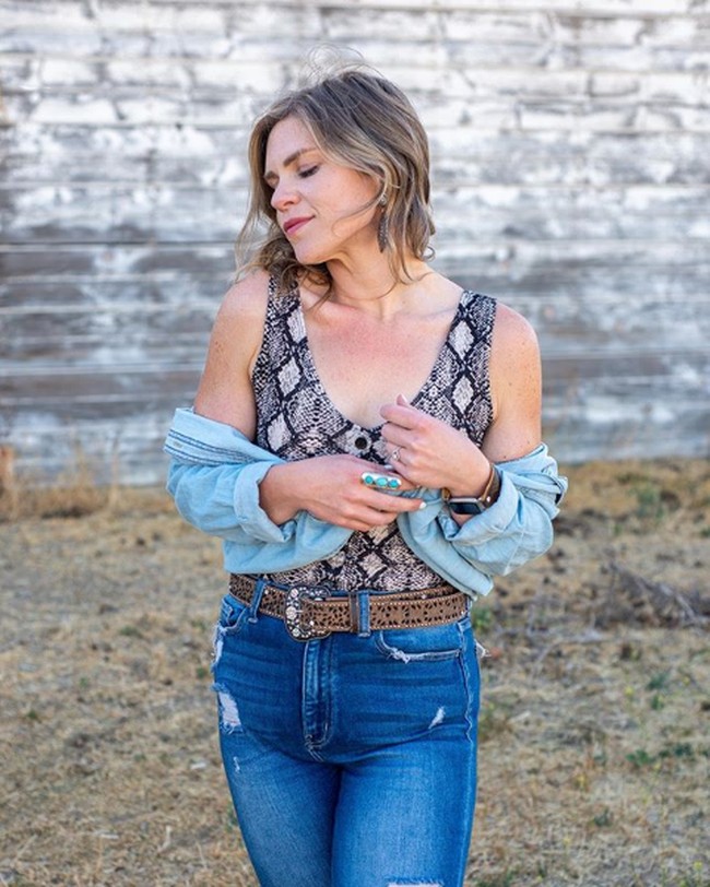 Seperti dikutip dari Bored Panda, Kiah tidak nge-gym atau olahraga intens demi menurunkan berat badan. Menurutnya perubahan besar pada tubuh bukan hanya karena aktivitas fisik tapi yang utama adalah dari pikiran. Ketika menjalani gaya hidup sehat jangan selalu berfokus pada kegagalan tapi bagaimana memaafkan diri sendiri dan menikmati prosesnya. Foto: Instagram/@kiah_twisselman