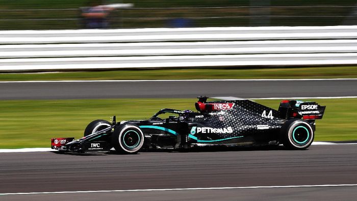 lewis hamilton f1 formula 1 gp inggris mercedes-amg petronas f1 NORTHAMPTON, ENGLAND - AUGUST 02: Lewis Hamilton of Great Britain driving the (44) Mercedes AMG Petronas F1 Team Mercedes W11 on track during the F1 Grand Prix of Great Britain at Silverstone on August 02, 2020 in Northampton, England. (Photo by Ben Stansall/Pool via Getty Images)