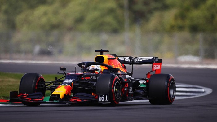 NORTHAMPTON, ENGLAND - AUGUST 01: Max Verstappen of the Netherlands driving the (33) Aston Martin Red Bull Racing RB16 on track during qualifying for the F1 Grand Prix of Great Britain at Silverstone on August 01, 2020 in Northampton, England. (Photo by Bryn Lennon/Getty Images)
