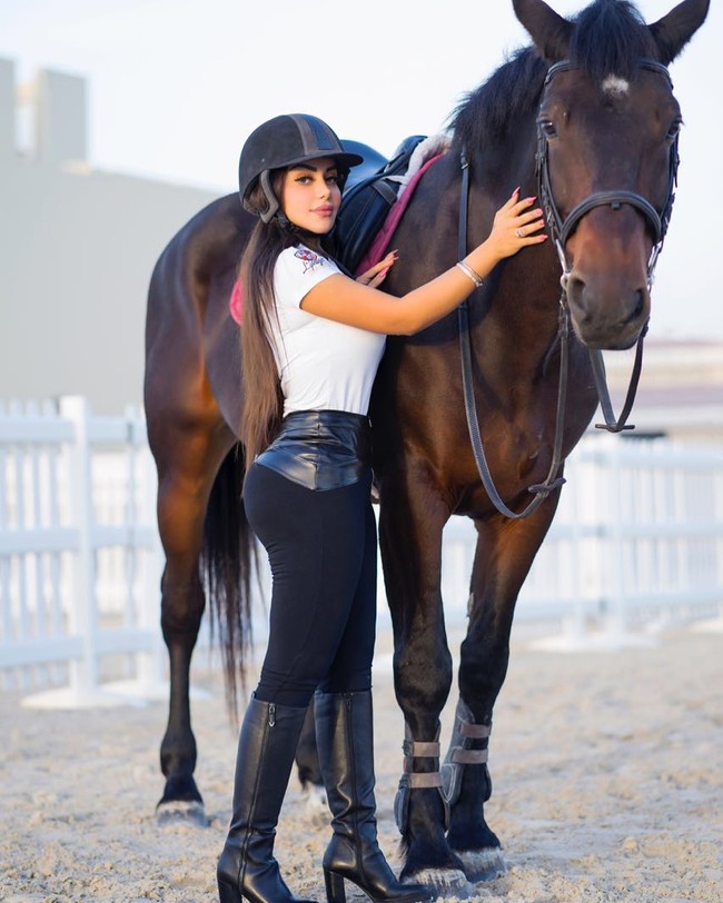 Aku ingin bokong terbaik di dunia, aku sedang dalam misi untuk membuatnya lebih besar. Bokongku terlihat cukup natural sekarang, tapi aku ingin tampilan yang palsu berlebihan, jadi aku ingin implan bokong untuk menambahkan ukurannya, Foto: Instagram @theonlymeliii