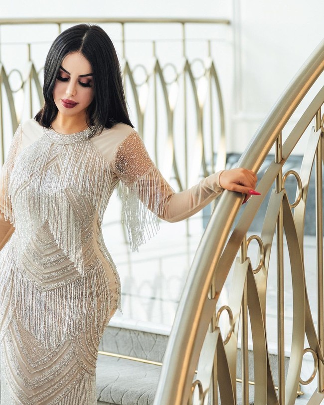 Sebelumnya wanita itu sudah menjalani operasi payudara, hidung, bibir, dan bokong untuk tampil seksi. Namun tampaknya ia belum puas, terutama untuk bagian bokong. Kepada Daily Star, Meli itu mengaku ingin punya bokong terbaik di dunia. Bukan yang tampak besar alami tapi justru terlihat palsu. Foto: Instagram @theonlymeliii