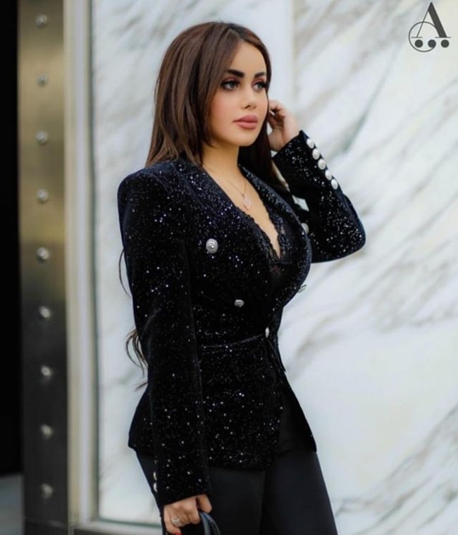 Meli Santa yang sudah melakukan serangkaian prosedur untuk tampil terlihat seksi bercita-cita untuk punya bokong terbesar di dunia. Ia juga mengaku sudah siap mengeluarkan uang ratusan juta untuk tampil sesuai keinginan. Foto: Instagram @theonlymeliii