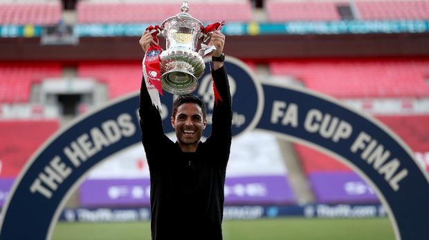 Mikel Arteta Arsenal LONDON, ENGLAND - AUGUST 01: Mikel Arteta, Manager of Arsenal lifts the FA Cup Trophy after his teams victory in the Heads Up FA Cup Final match between Arsenal and Chelsea at Wembley Stadium on August 01, 2020 in London, England. Football Stadiums around Europe remain empty due to the Coronavirus Pandemic as Government social distancing laws prohibit fans inside venues resulting in all fixtures being played behind closed doors. (Photo by Catherine Ivill/Getty Images)
