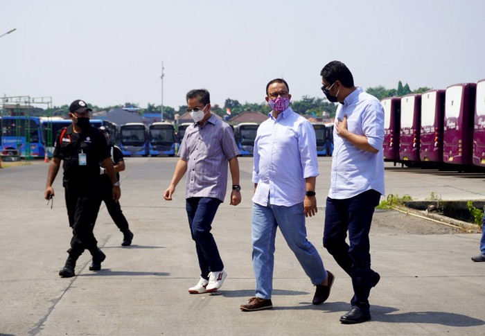 Momen Anies Cek Kesiapan Transjakarta Jelang Diberlakukan Kembali Ganjil Genap Gubernur DKI Jakarta Anies Baswedan bersama Direktur Utama PT Transjakarta Sardjono Jhony (kanan) saat meninjau kesiapaan armada bus Transjakarta di kantor pusat PT Transjakarta, Cawang, Jakarta Timur. PT TransJakarta menyatakan kesiapannya untuk mengantisipasi lonjakan penumpang di Ibu Kota saat pemberlakuan kembali ganjil genap pada Senin, 3 Agustus 2020. Direktur Utama PT Transjakarta Sardjono Jhony menjelaskan bahwa sepuluh koridor yang bersinggungan langsung dengan jalur ganjil genap akan ditambah 25 persen dari total pengoperasian armada pada Juli
