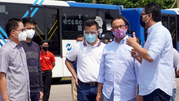 Gubernur DKI Jakarta Anies Baswedan bersama Direktur Utama PT Transjakarta Sardjono Jhony (kanan) saat meninjau kesiapaan armada bus Transjakarta di kantor pusat PT Transjakarta, Cawang, Jakarta Timur. PT TransJakarta menyatakan kesiapannya untuk mengantisipasi lonjakan penumpang di Ibu Kota saat pemberlakuan kembali ganjil genap pada Senin, 3 Agustus 2020.  Direktur Utama PT Transjakarta Sardjono Jhony menjelaskan bahwa sepuluh koridor yang bersinggungan langsung dengan jalur ganjil genap akan ditambah 25 persen dari total pengoperasian armada pada Juli