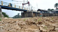 Pengendara motor melintas di jembatan sungai Ciliwung, Bendung Katulampa, Kota Bogor, Jawa Barat, Minggu (2/8/2020).