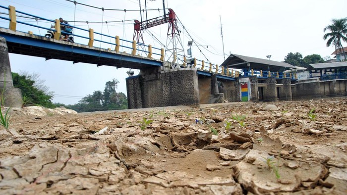 Musim Kemarau, Debit Air di Bendung Katulampa Menyusut Debit air Sungai Ciliwung di Bendung Katalampa, Bogor, alami penyusutan. Hal itu diketahui telah terjadi sejak sebulan terakhir di awal musim kemarau.