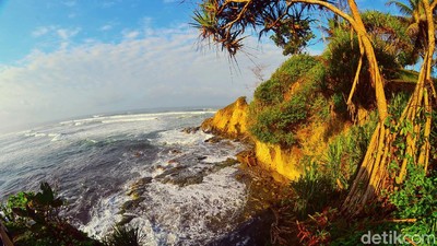 Pantai Karangnini yang Eksotis