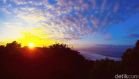Cantiknya sunrise di Pa ntai Karangnini. (Faizal Amiruddin/detikcom)