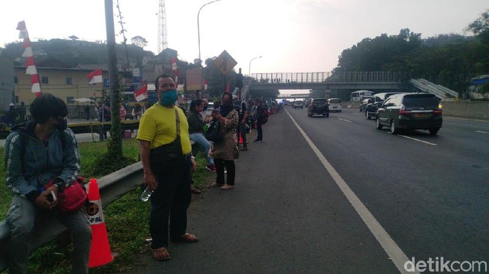 Para pemudik terlantar di rest area gegara tak kebagian bus