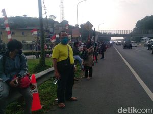 Tak Kebagian Bus, Sejumlah Pemudik Terlantar di KM 125 Tol Purbaleunyi