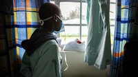 Dalam kartun tersebut, Ssentongo, kartunis surat kabar Pengamat Uganda yang sempat dikarantina setelah dirinya kembali dari Inggris pada bulan Maret lalu, berpandangan bahwa seseorang yang terjangkit virus dinilai sebagai hal yang berbahaya sehingga diperlukan sejumlah upaya untuk melindungi masyarakat dari mereka yang terinfeksi virus tersebut. 