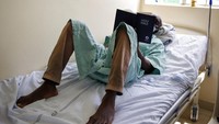Mengacu pada AP, stigma semacam itu sesungguhnya tidak hanya ditemukan di Afrika, sejumlah pasien di beberapa negara lainnya juga turut mengalami rasa takut dan khawatir bila ketahuan menderita COVID-19. Meski begitu, pengujian sampel dengan alat yang terbatas serta masih banyaknya tenaga medis yang bekerja dengan APD terbatas membuat virus Corona di Afrika menjadi sulit untuk dikendalikan penyebarannya. 