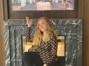 Penampilan Baru Adele: Turun Berat Badan 44 Kilo dan Berambut Keriting