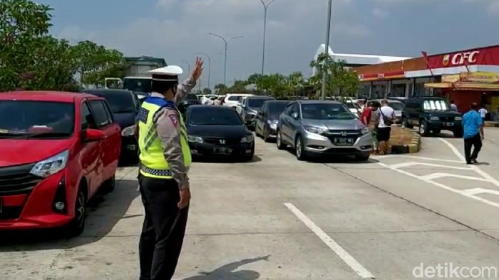 Polisi mengatur kendaraan di rest area Tol Brebes-Pejagan-Pemalang