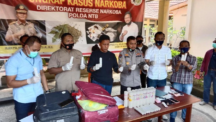 Polisi tangkap 4 pengedar sabu di NTB (Foto: Faruck/detikcom)