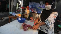 DPP KNPI bekerja sama dengan Bank Indonesia membuat dapur umum untuk membuat 32 ribu paket nasi box bagi masyarakat terdampak COVID-19. Foto: Istimewa.