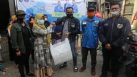 Ketua Organisasi Keanggotaan Dan Kaderisasi DPP KNPI Zieko C Odang (tengah) menyerahkan paket makanan kurban kepada perwakilan Rt 02/01 kelurahan Bangka bu Sumyati yang disaksikan oleh Wasekjen DPP KNPI Didik Triana Hadi (kanan) bersama Ketua Bidang Olah Raga DPP KNPI Dewi Batubara (kiri) dan Anggota Bidang Olahraga KNPI Hendri Puji Prisyawan (kedua kanan) di Kelurahan Bangka, Kemang, Jakarta, Minggu (2/8/2020). Foto: Istimewa.