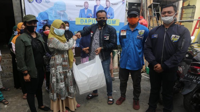 Ribuan Paket Nasi untuk Masyarakat Terdampak COVID-19 Ribuan paket makanan kurban disalurkan kepada warga di kawasan Jakarta. Paket makanan tersebut diberikan kepada masyarakat yang terdampak pandemi COVID-19.