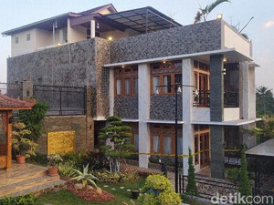 Rumah Mewah Milik Bos Investasi Paket Kurban Dipasangi Garis Polisi