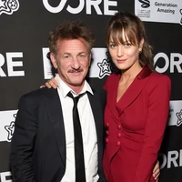 Sean Penn diam-diam menikahi Leila George, aktris cantik yang terpaut usia 31 tahun darinya. Hal ini terungkap dari unggahan foto cincin pernikahan di media sosial salah satu kerabat dekatnya. Foto: Istimewa