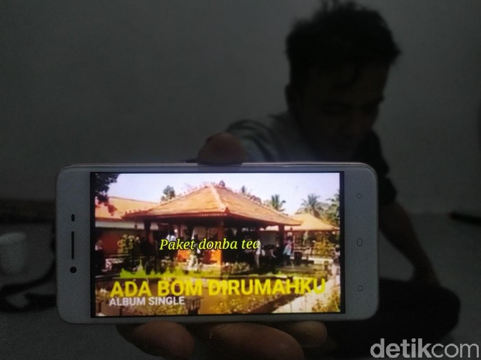 Seorang pria memperlihatkan video parodi penipuan di Canjur.