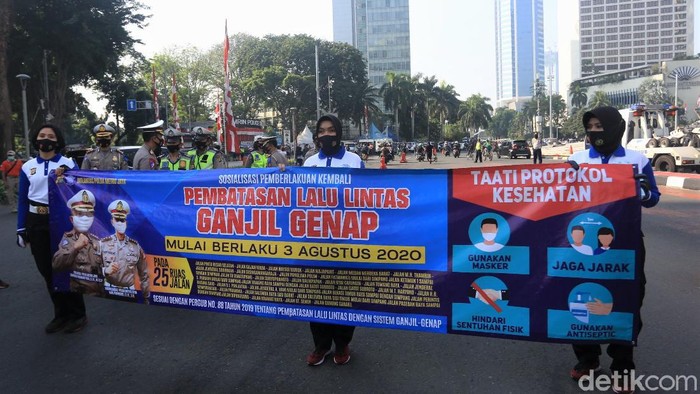 Petugas kepolisian gelar sosialisasi pelaksanaan ganjil-genap di Bundaran HI, Jakarta. Diketahui, ganjil-genap kembali diberlakukan mulai Senin (3/8) besok.