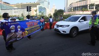 Ditambah lagi, dengan keterbatasan moda transportasi publik yang ada maka kebijakan itu akan menyulitkan mobilitas masyarakat. Agung Pambudhy/detikcom  