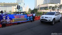Direktur Lalu Lintas Polda Metro Jaya, Komisaris Besar Sambodo Purnomo Yogo berserta jajaran dan Dinas Perhubungan DKI Jakarta Syafrin Liputo melakukan sosialisasi pelaksanaan ganjil genap di Bundaran Hotel Indonesia, Jakarta, Minggu (2/8/2020). 