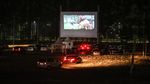 Asyiknya Nonton Film di Bioskop Drive-in Saat Malam Minggu