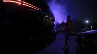 Sebelum memasuki area pemutaran film, petugas akan menyemprotkan cairan disinfektan ke mobil para pengunjung. Hal itu dilakukan guna mencegah penyebaran virus Corona.