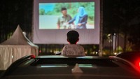 Seperti diketahui, bioskop drive-in jadi salah satu hiburan alternatif di tengah pandemi COVID-19. Bioskop yang masih ditutup demi cegah penyebaran virus Corona membuat sejumlah pihak berinovasi dengan menggelar pemutaran film secara drive-in atau menonton film dari dalam mobil.