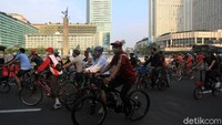 Tampak sejumlah warga ramai-ramai menggowes sepedanya di kawasan tersebut meski Hari bebas kendaraan bermotor (HBKB) atau car free day (CFD) belum diberlakukan di kawasan itu hingga hari ini. 